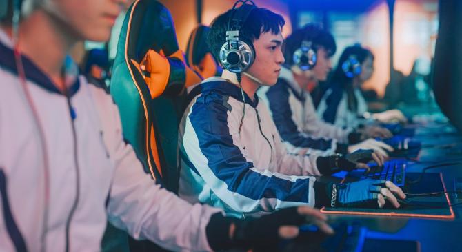 那个志愿报了電(diàn)竞的男孩，如今在直播间賣(mài)耳机