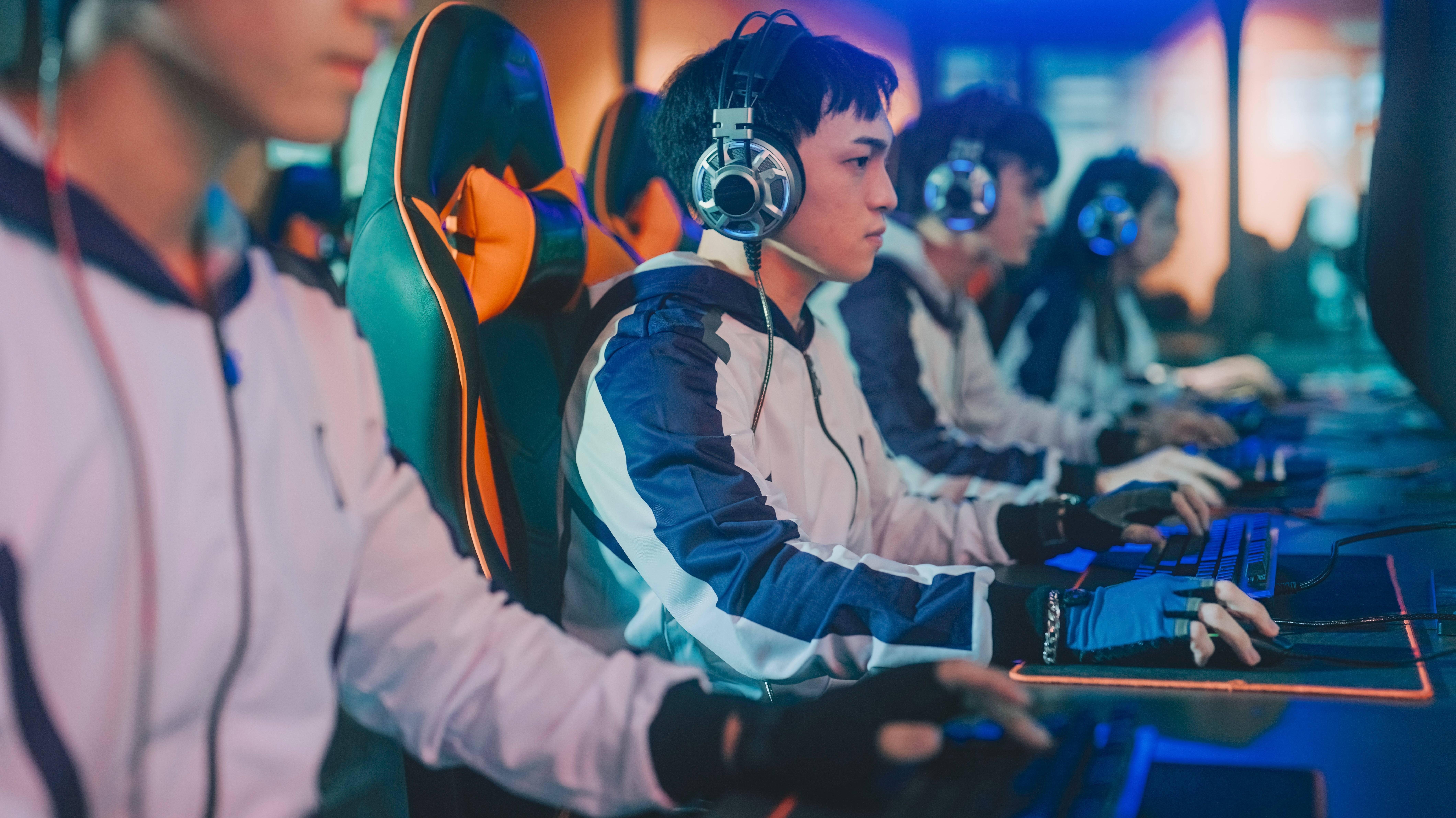 那个志愿报了电竞的男孩，如今在直播间卖耳机