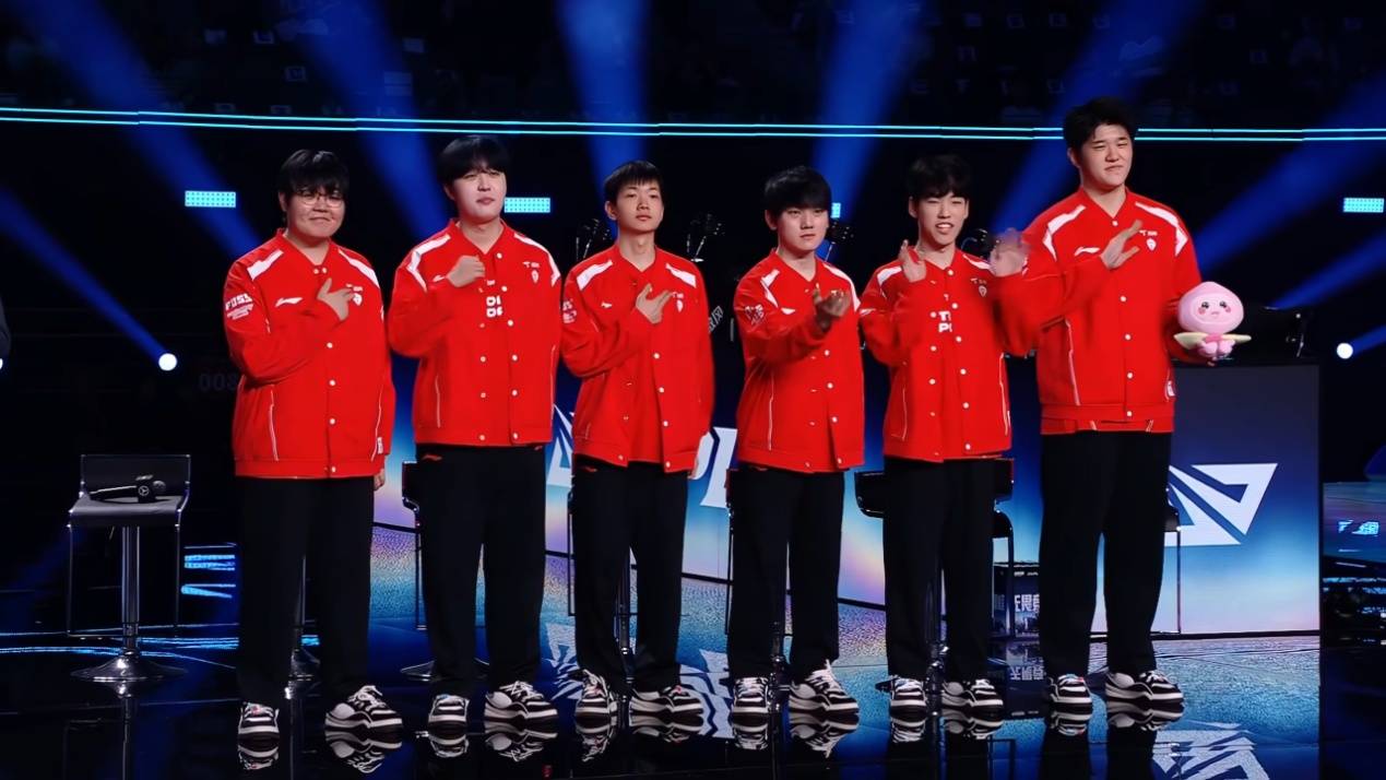 LPL首位“六冠王”诞生!Knight完成登顶,超越厂长,成联赛之王