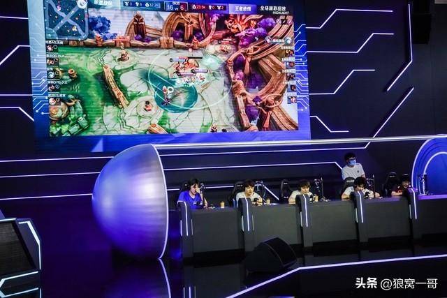 想赚大钱,可以关注电竞比赛周边产业发展,电竞选手收入直线上升