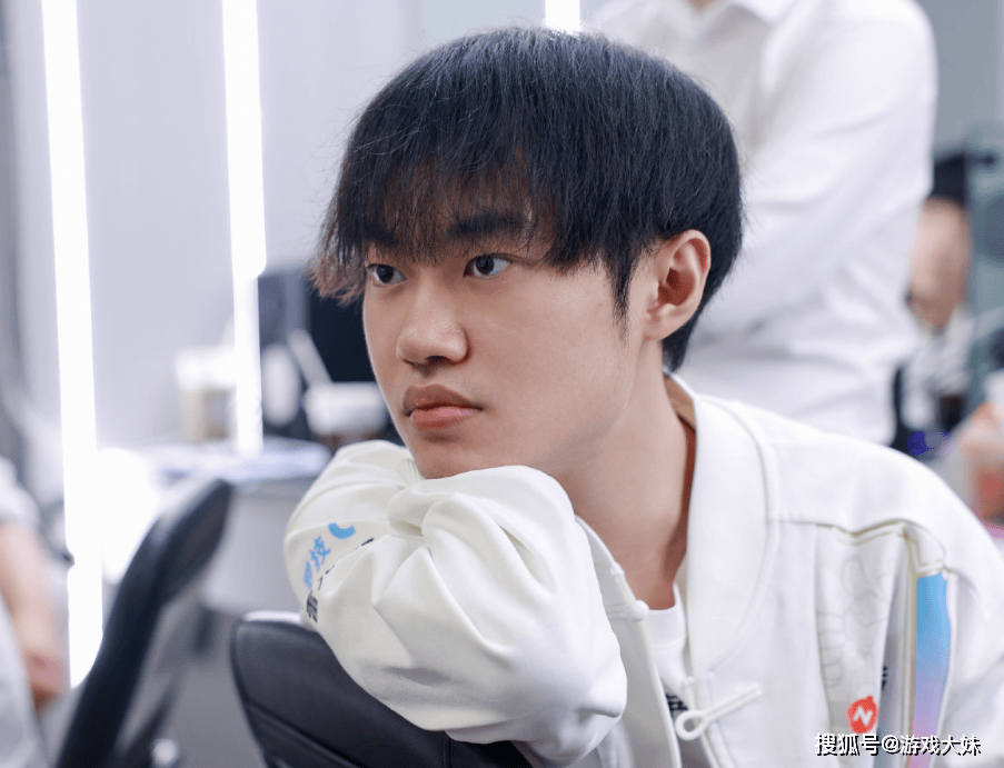 LOL官方点名knight,将他所有荣誉罗列出来,离大满贯还差一个S冠