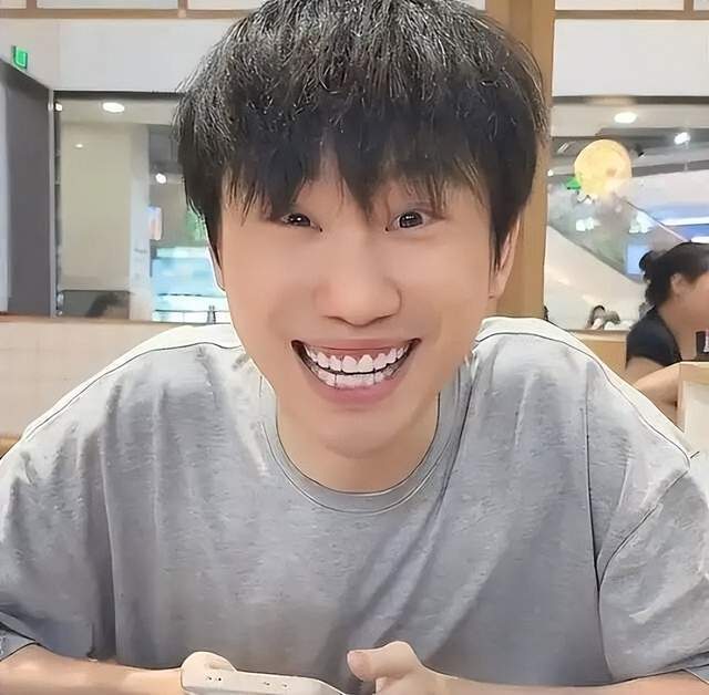 LOL世界冠军打刀塔被虐泉？Doinb带4个前职业，被怀疑是人机！